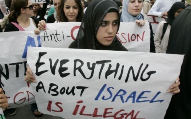 Des étudiants musulmans pendant une manifestation anti-Israël à l'université de Californie d'Irvine, en 2006. (Crédit : Mark Boster/Los Angeles Times via Getty Images/JTA)