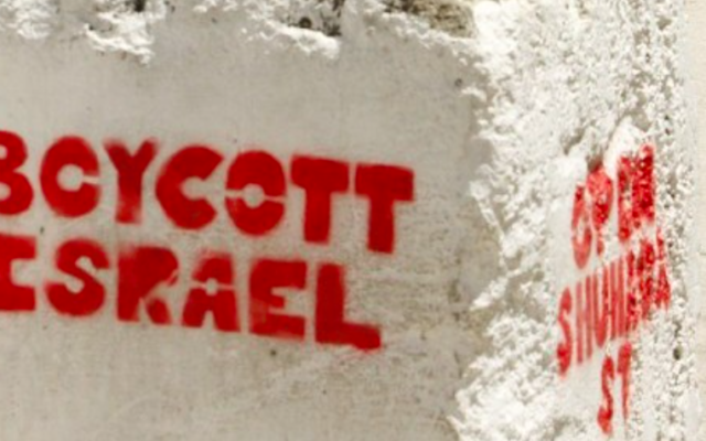Un graffiti pro-BDS sur un barrage routier dans la ville de Hébron, en Cisjordanie, où l'on peut lire « Boycott Israël ». (Crédit : Hazem Bader/AFP)