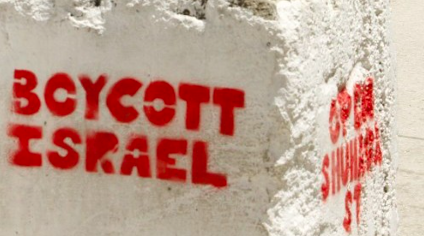 Un graffiti pro-BDS sur un barrage routier dans la ville de Hébron, en Cisjordanie, où l'on peut lire « Boycott Israël ». (Crédit : Hazem Bader/AFP)