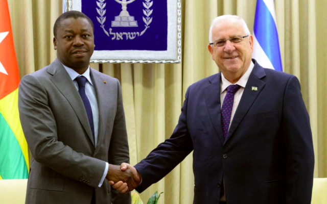 Le président israélien Reuven Rivlin et le président Gnassingbe du Togo, le 10 août 2016 à Jérusalem (Crédit : Mark Neiman/GPO)