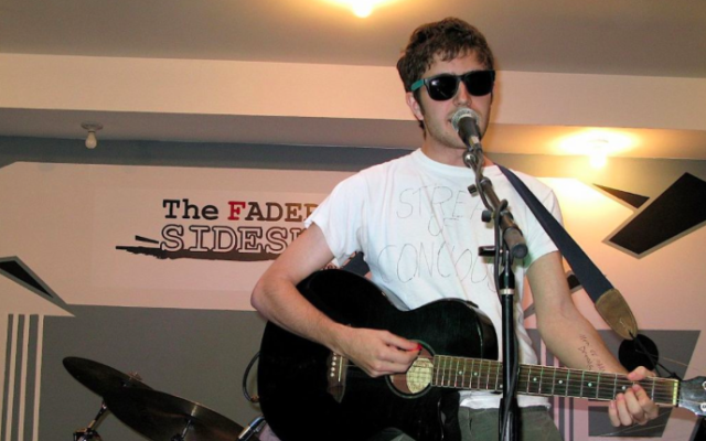 Le chanteur de rock indépendant Ezra Furman en 2007. (Crédit : Stab At Sleep from F L O R I D A, United States - EZRA FURMAN AND THE HARPOONS/CC BY-SA 2.0/WikiCommons)