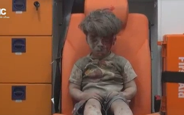 Capture d’écran de la vidéo du Aleppo Media Center du petit Omrane, survivant d'une frappe aérienne en Syrie