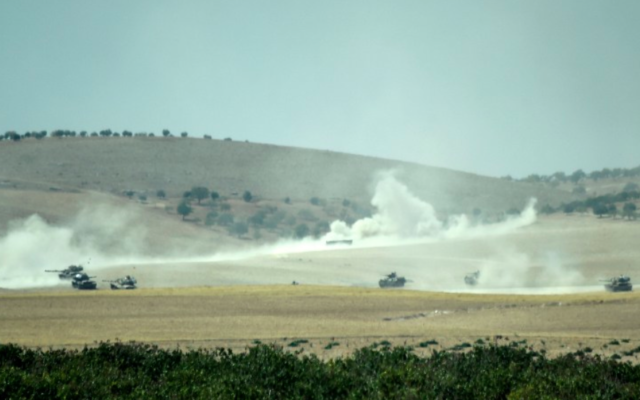 Des chars de l'armée turque et-des combattants de l'opposition syrienne se déplacent à l'ouest de la ville frontalière de la Syrie Jarablos le 24 août 2016. (Crédit : AFP / BULENT KILIC)