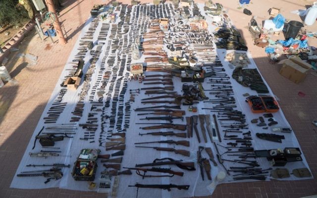 Dizaines d'armes illégales saisies par les forces de sécurité israéliennes à Bethléem et à Hébron, le 23 août 2016. Illustration. (Crédit : unité des porte-paroles de l'armée israélienne)