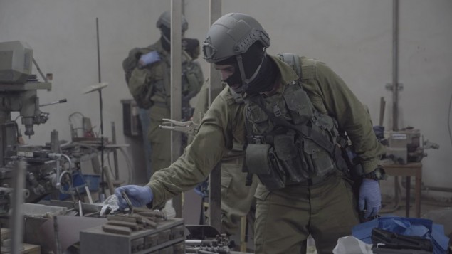 L'armée israélienne, la police et le service de sécurité du Shin Bet, ont saisi des machines qui auraient été utilisées pour fabriquer des armes illégales à Bethléem et à Hébron, le 23 août 2016. (Crédit : unité des porte-paroles de l'armée israélienne)