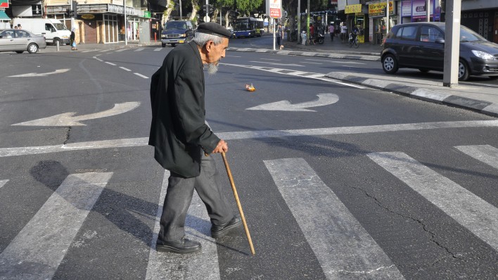 Un vieil homme dans les rues de Tel Aviv, le 20 mai 2009 (Crédit : Serge Attal/Flash 90)