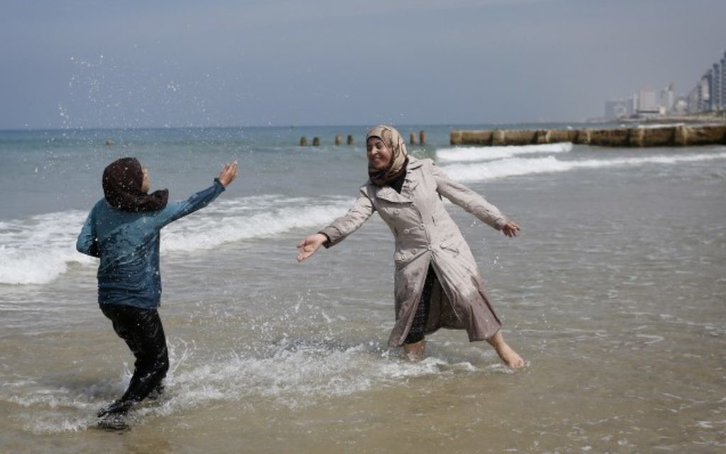 De jeunes Palestiniennes venues de Bethléem, en Cisjordanie, profitent de la plage à Tel Aviv, le 23 mars 2014. Illustration. (Crédit : Miriam Alster/Flash90)