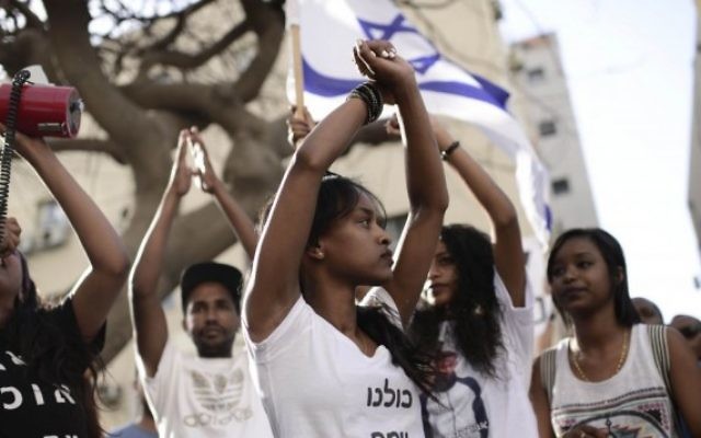 Des Israéliens éthiopiens manifestent contre la violence et le racisme dirigés contre les Israéliens d'origine éthiopienne, à Tel Aviv, le 18 mai 2015. (Crédit : Tomer Neuberg/Flash90)
