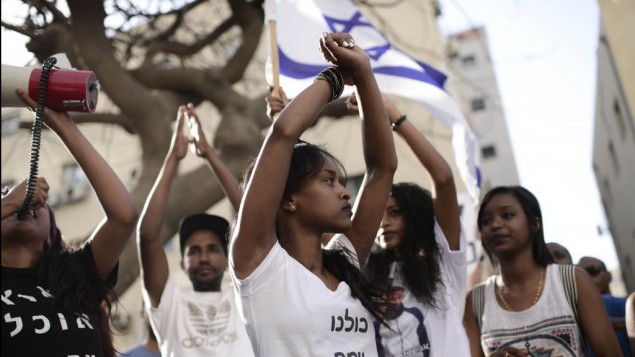 Des Israéliens éthiopiens manifestent contre la violence et le racisme dirigés contre les Israéliens d'origine éthiopienne, à Tel Aviv, le 18 mai 2015. (Crédit : Tomer Neuberg/Flash90)