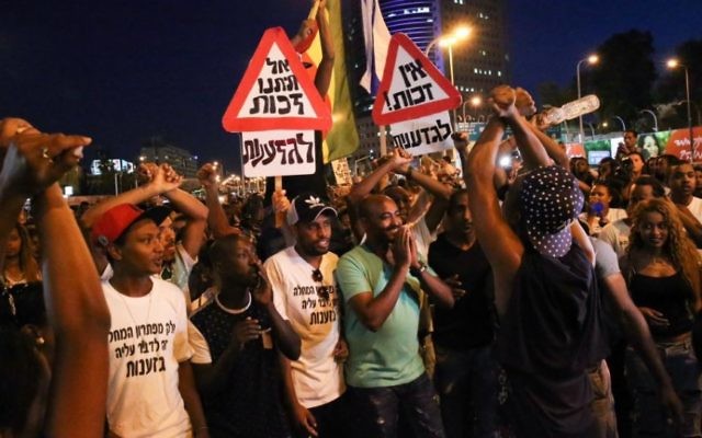 Des Israéliens éthiopiens manifestent contre la violence policière et les mauvais traitements dans la société israélienne, à Tel Aviv, le 3 juin 2015. (Crédit : Flash90)