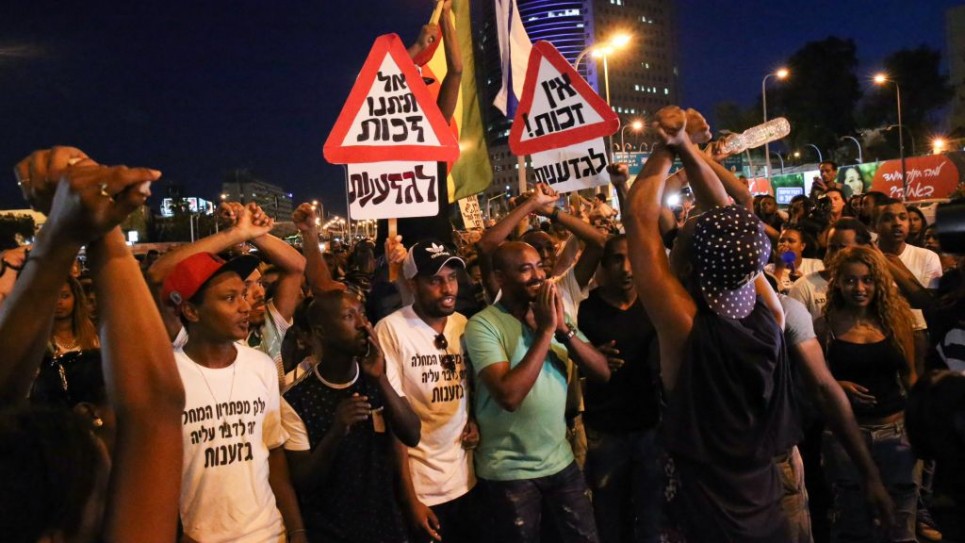 Des Israéliens éthiopiens manifestent contre la violence policière et les mauvais traitements dans la société israélienne, à Tel Aviv, le 3 juin 2015. (Crédit : Flash90)