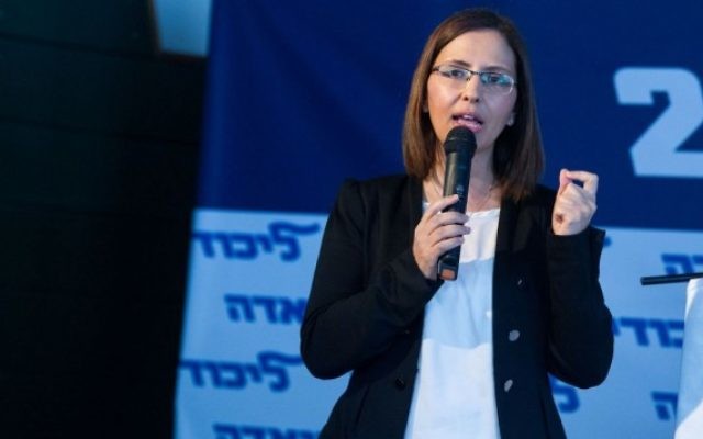 Gila Gamliel, ministre Likud de l'Egalité sociale, à Eilat, dans le sud d'Israël, le 29 janvier 2016. (Crédit : Miriam Alster/Flash90)