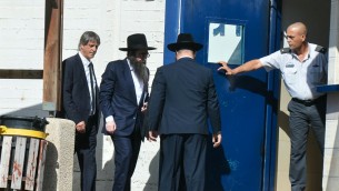Le rabbin Yoshiyahu Pinto entre dans la prison de Nitzan, le 16 février 2016. (Crédit : Flash90)
