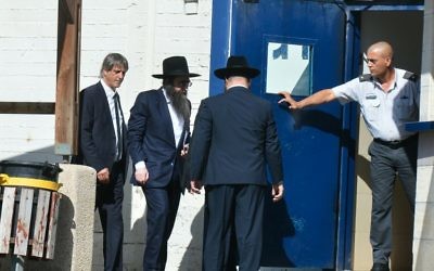 Le rabbin Yoshiyahu Pinto entre dans la prison de Nitzan, le 16 février 2016. (Crédit : Flash90)