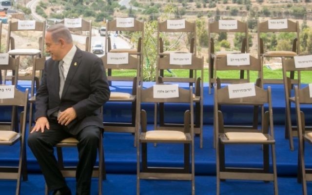 Le Premier ministre Benjamin Netanyahu attend les ministres avant une réunion spéciale du cabinet pour la Journée de Jérusalem, à Jérusalem, le 2 juin 2016. (Crédit : Marc Israel Sellem/Pool)