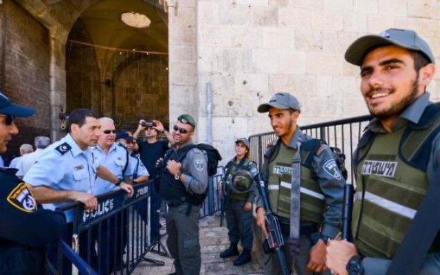 La police dans la Vieille Ville de Jérusalem pendant le deuxième vendredi du mois musulman saint de Ramadan, le 17 juin 2016. (Crédit : Mendy Hechtman/Flash90)
