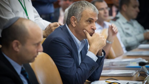 Moshe Kahlon, ministre des Finances, pendant la réunion hebdomadaire du cabinet aux bureaux du Premier ministre, à Jérusalem, le 31 juillet 2016. (Crédit : Ohad Zwigenberg/Pool/Flash90)
