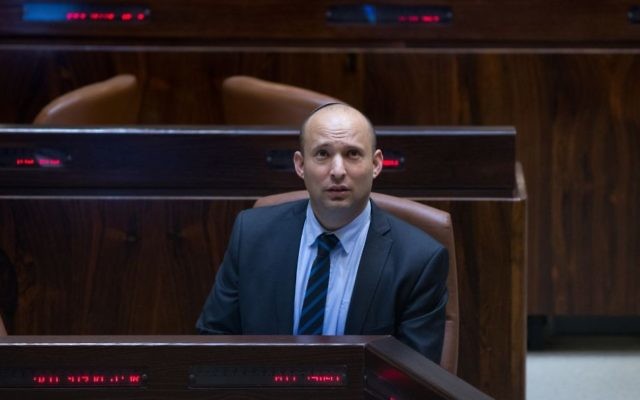 Naftali Bennett, ministre de l'Éducation et président du parti HaBayit HaYehudi, à la Knesset, le 1er août 2016. (Crédit : Yonatan Sindel/Flash90)