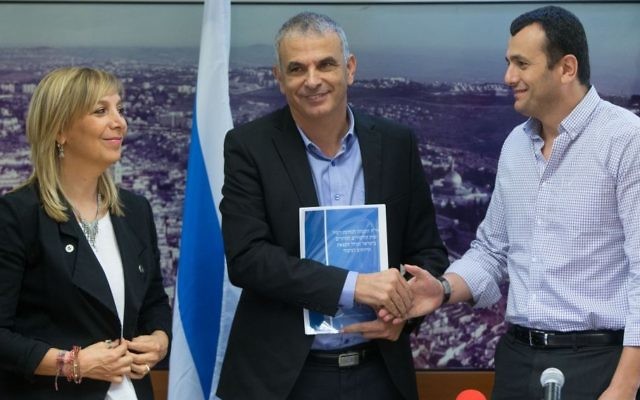 Le ministre des Finances, Moshe Kahlon, (au centre) avec la directrice générale du ministère de la Justice Emi Palmor (à gauche) et le directeur général du ministère des Finances, Shai Babad, pendant une conférence de presse sur les jeux d'argent légaux en Israël, au bureau du ministère des Finances à Jérusalem, le 3 août  2016. (Crédit : Yonatan Sindel/Flash90)