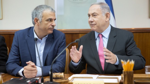 Le Premier ministre Benjamin Netanyahu (à droite) avec le ministre des Finances Moshe Kahlon lors de la réunion hebdomadaire du cabinet à Jérusalem, le 11 août 2016. (Crédit : Emil Salman/Pool)