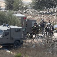 Les forces de sécurité israéliennes sur les lieux de la mort d'Iyad Hamad, Palestinien de 38 ans qui a été abattu par des soldats israéliens après avoir couru vers un poste de garde près de Silwad, en Cisjordanie, le 26 août 2016. (Crédit : Flash90)