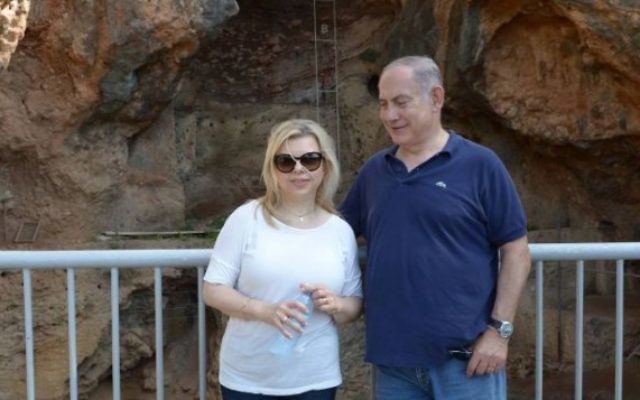 Le Premier ministre Benjamin Netanyahu et son épouse Sara dans la réserve naturelle de Nahal Mearot, dans le nord d'Israël, le 19 août 2016. (Crédit : Amos Ben Gershom/GPO)