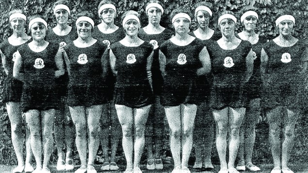 L'équipe féminine hollandaise de gymnastique de 1928, dont la moitié des membres étaient juives. Judikje 'Jud' Simons (3° à droite) a été assassinée à Sobibor. (Crédit : domaine public)