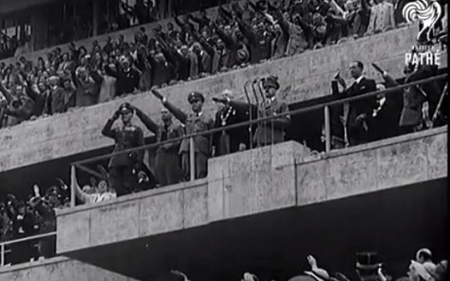 Adolf Hitler pendant les Jeux olympiques de Berlin, en août 1936. (Crédit : capture d'écran YouTube/British Pathé)
