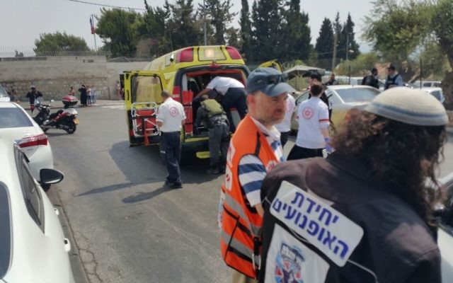 Les premiers secours sur la scène d'une attaque au couteau au cimetière du mont des Oliviers, à Jérusalem, le 11 août 2016. (Crédit : United Hatzalah)