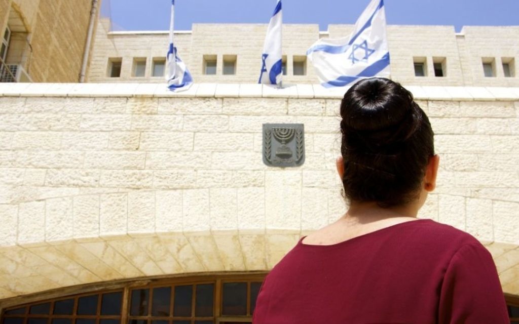 Baraa Abed, résidente de 20 ans de Jérusalem Est, en août 2016. Elle fait partie du nombre croissant d'Arabes qui rejoignent le service national d'Israël. (Crédit : Dov Lieber/Times of Israel)