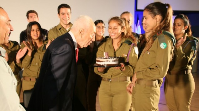 Shimon Peres (au centre),ancien président d'Israël, a fêté son 93e anniversaire entouré de Dror Shalom (à gauche), directeur de la division de recherche des renseignements militaires, et de soldats de cette division, le 2 août 2016. (Crédit : Yosef Angel)