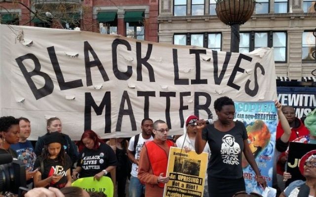Une manifestation du mouvement "Black Lives Matter" à New York, le 29 avril 2015. (Crédit : CC BY-SA Wikimedia commons, The All-Nite Images)