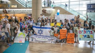 L'arrivée de Juifs français en Israël à l'aéroport Ben Gurion, Tel Aviv, le 2 août 2016 (Crédit : Noam Moscowitz) 