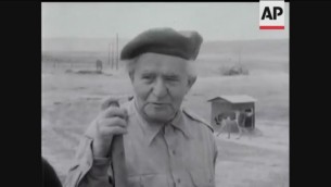 David Ben Gurion dans la ferme d'une implantation peu avant son rappel au ministère de la Défense en 1955. (Crédit : capture d'écran YouTube)