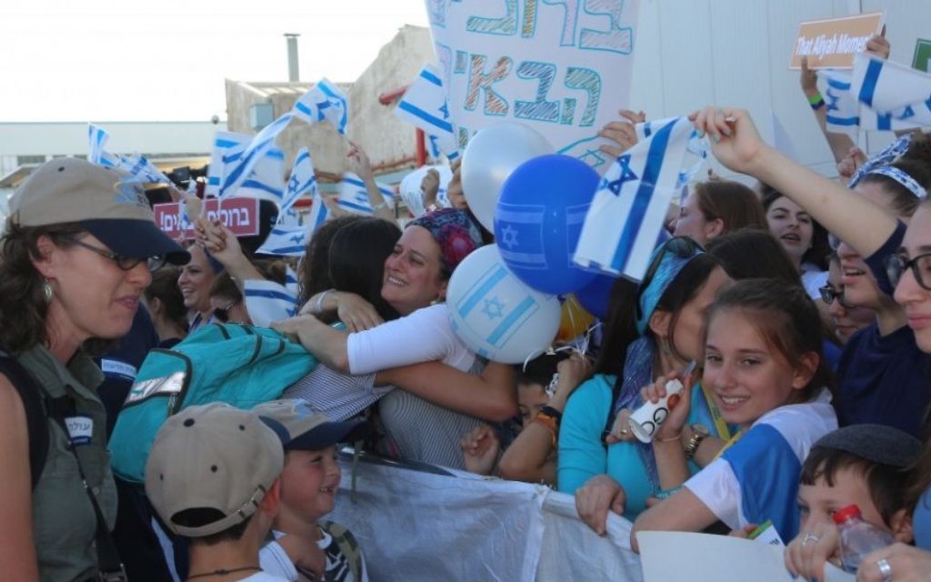 Des centaines de sympathisants accueillent les 218 nouveaux immigrants en provenance d'Amérique du Nord qui sont arrivés en Israël sur un vol affrété par Nefesh B'Nefesh, le 19 juillet 2016. (Photo: Shahar Azran)