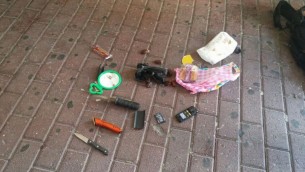 Deux couteaux et un téléphone portable découverts dans le sac à dos d'Ali Abu Hassan, un Palestinien accusé d'avoir tenté de faire exploser une bombe dans le tramway de Jérusalem le 17 juillet 2016. (Crédit : police israélienne)