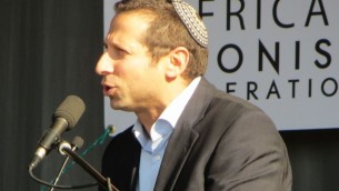 Zev Krengel à une manifestation pro-Israël, à Johannesburg en août 2014 (Crédit : Ilan Ossendryver)