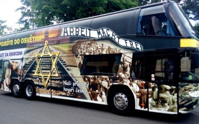 Un bus en Tchéquie faisant la publicité de vacances au camp d'extermination nazi d'Auschwitz. Il s'agissait à l'origine d'un accessoire d'un film satirique dénonçant le tourisme de l'Holocauste. Photographie visible sur le site de la compagnie d'autobus, le 16 août 2016. (Crédit : capture d'écran autoxaver.com)