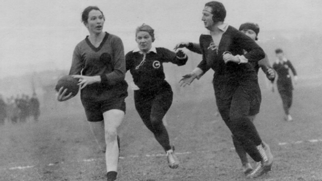 L'athlète juive allemande Lilly Henoch (à gauche) joue au handball pour le Berlin Sports Club. Elle a été assassinée en Lituanie. (Crédit : domaine public)