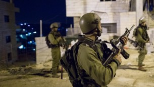 Soldats israéliens pendant une opération d'arrestation dans le camp de réfugiés de Deheishe, près de Bethléem, en Cisjordanie, le 8 décembre 2015. Illustration. (Crédit : Shohat Nati/Flash90)