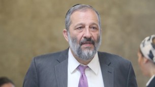Le ministre de l'Intérieur Aryeh Deri arrive à la réunion hebdomadaire du cabinet dans les bureaux du Premier ministre, à Jérusalem, le 17 juillet 2016. (Crédit : Alex Kolomoisky/Pool)
