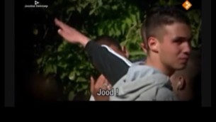 De jeunes musulmans se moquent d'un homme juif, aux Pays-Bas. (Crédit : capture d'écran YouTube