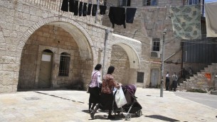 Des Juives ultra-orthodoxe poussant leurs poussettes dans le quartier ultra-orthodoxe de Mea Shearim à Jérusalem, le 4 juillet 2013 (Crédit : Shohat Nati / Flash90)
