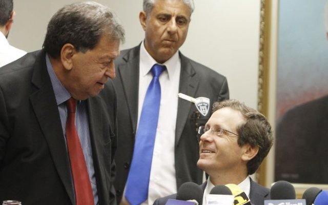 Isaac Herzog (à droite), président du Parti travailliste, avec Binyamin Ben-Eliezer, alors député, le 12 mai 2014. (Crédit : Miriam Alster/Flash90)