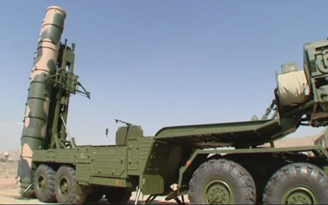 Le système anti-missile à longue portée S-300, fabriqué en Russie, est déployé à Fordo, site nucléaire situé au centre de l'Iran, le 28 août 2016. (Crédit : capture d'écran Press TV)