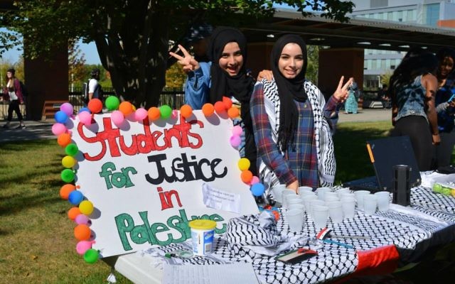 À l'extérieur de l'UOIT de Toronto, Students for Justice in Palestine à leur table d'information 2016 (Crédit : SJP à UOIT / DC page Facebook)