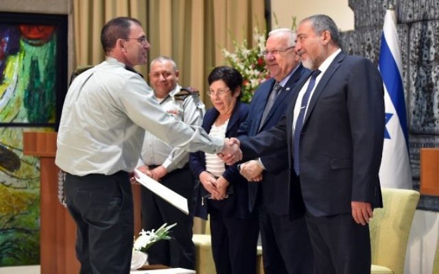 Le général Doron Piles (à gauche) serre la main du ministre de la Défense Avigdor Liberman pendant sa nomination comme nouveau président de la Cour d'appel militaire, en présence du président Reuven Rivlin, de la présidente de la Cour suprême Miriam Naor, et le chef d'Etat-major Gadi Eizenkot, le 15 août 2016. (Crédit : Ariel Hermoni/ministère de la Défense)