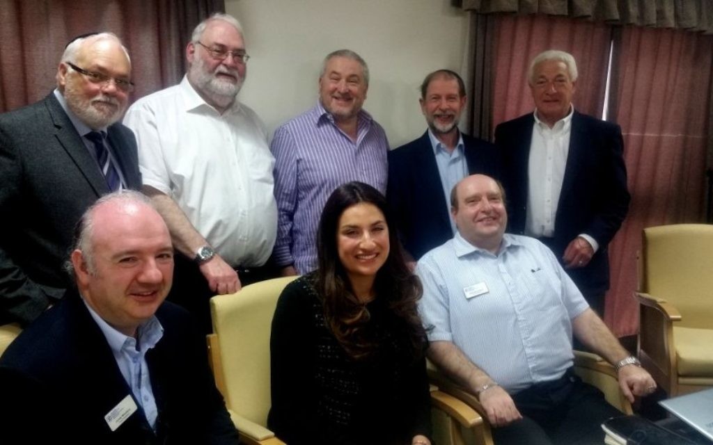 Luciana Berger, députée britannique, rencontre des membres du Conseil représentatif juif de la région de Manchester, le 8 mai 2016. (Crédit : Conseil représentatif juif de la région de Manchester via JTA)