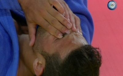 Le judoka israélien Sagi Muki sur le tapis après sa défaite contre le géorgien Lasha Shavdatuashvili dans le combat pour la médaille de bronze de judo des -73kg aux Jeux olympiques de Rio, le 8 août 2016. (Crédit : capture d'écran Chaîne 56)