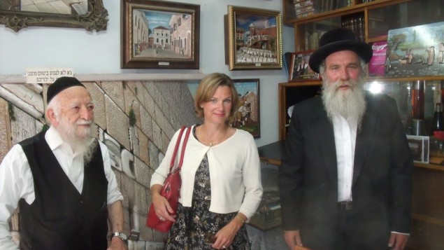 Katharina von Schnurbein, coordinatrice de la lutte contre l’antisémitisme de l'Union européenne, a rendu visite à la communauté ultraorthodoxe dans le quartier de Mea Shearim, à Jérusalem, en juillet 2016. (Crédit : autorisation)